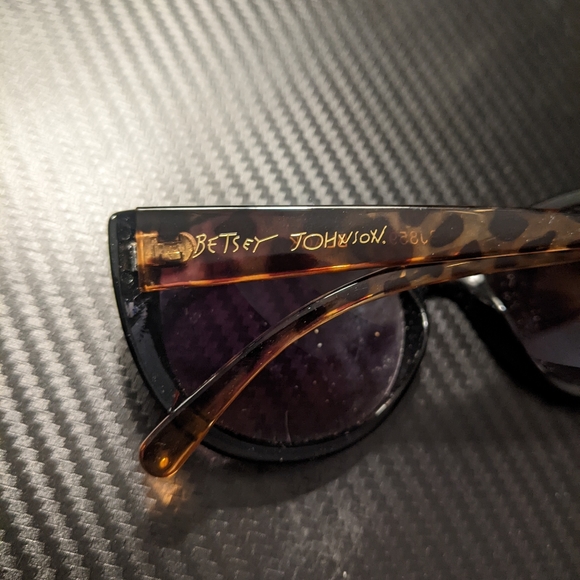 Betsey Johnson Sunglasses - Picture 3 of 4